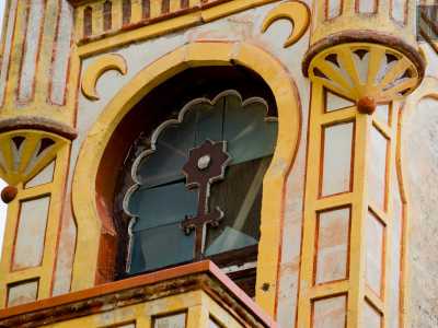 Stesso dettaglio presente anche sulla vetrata della torre sinistra, dove la stella ci appare a forma di fiore con una croce come stelo: una figura che rimanda a leggendario ordine segreto dei Rosacroce